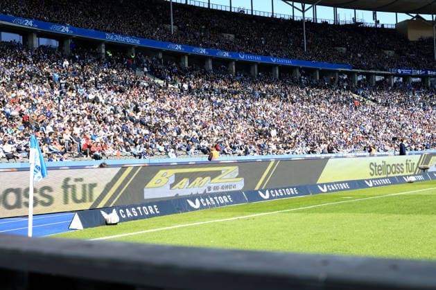 DEU, DFL, 2. FBL, Hertha BSC vs. 1.FC Kaiserslautern, 11.04.2026, Berliner Olympiastadion, Berlin, DEU, DFL, 2. FBL, Hertha BSC vs. 1.FC Kaiserslautern, im Bild Zuschauer, Besucher, Fans DFL - regulations prohibit any use of Photographs as image sequences and or quasi-video