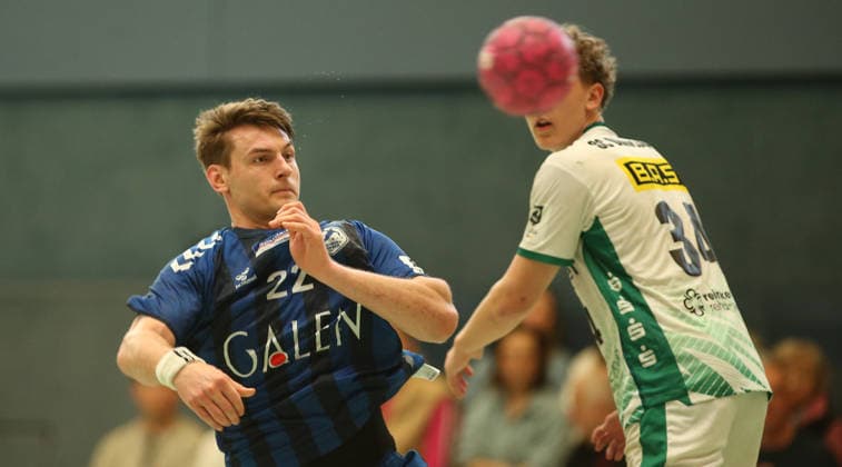 Handball, Saison 2025 2026, 3. Liga, Staffel Nord-Ost, Männer. HG Hamburg-Barmbek - SC DHfK Leipzig II. Arne Eschweiler (Hamburg, l.) beim Wurf. Barmbek Hamburg *** Handball, Season 2025 2026, 3 League, Season North East, Men HG Hamburg Barmbek SC DHfK Leipzig II Arne Eschweiler Hamburg, l beim Wurf Barmbek Hamburg