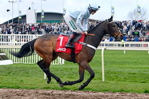 11.04.2026, Aintree, Liverpool, GBR - Doddiethegreat with Sam Twiston-Davies. Aintree racecourse. (Pferd, Jockey, Doddiethegreat, Twiston-Davies, Aufgalopp) 260411C930AINTREE.JPG *** 11 04 2026, Aintree, Liverpool, GBR Doddiethegreat with Sam Twiston Davies Aintree racecourse horse, jockey, Doddiethegreat, Twiston Davies, gallop 260411C930AINTREE JPG
