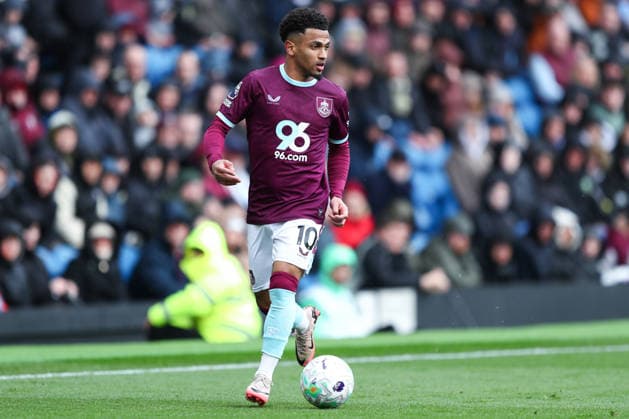 Burnley v Brighton & Hove Albion - Premier League Marcus Edwards of Burnley dribbles the ball forward during the Premier League match between Burnley and Brighton & Hove Albion at Turf Moor in Burnley, United Kingdom, on April 11, 2026. Burnley Lancashire United Kingdom  Copyright: xNewsxImagesx originalFilename:cosgrove-premierl260411_npjTI.jpg
