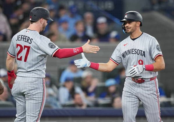 April 11, 2026, Toronto, On, CANADA: Trevor Larnach des Twins du Minnesota, accueilli par Ryan Jeffers aproÂ¨s avoir cogno un circuit de trois points face aux Blue Jays le 11 avril 2026, o Toronto. LA PRESSE CANADIENNE Canada News - April 11, 2026  - ZUMAc35_ 20260411_zaf_c35_129 Copyright: xNathanxDenettex