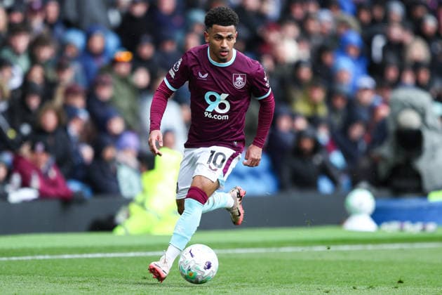 Burnley v Brighton & Hove Albion - Premier League Marcus Edwards of Burnley with the ball at his feet during the Premier League match between Burnley and Brighton & Hove Albion at Turf Moor in Burnley, United Kingdom, on April 11, 2026. Burnley Lancashire United Kingdom  Copyright: xNewsxImagesx originalFilename:cosgrove-premierl260411_np4Ld.jpg