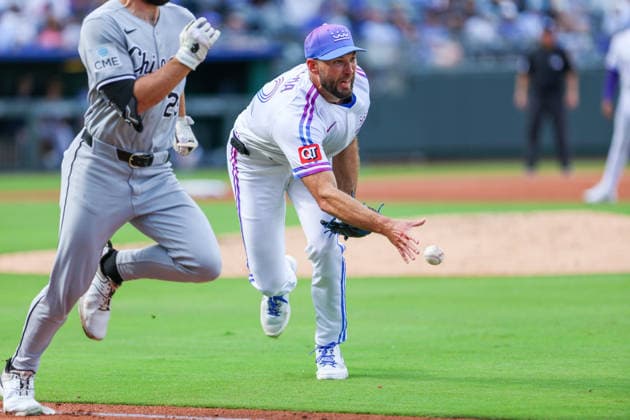 APR 11, 2026: Kansas City Royals starting pitcher Michael Wacha (52) fields a ball against the Chicago White Sox at Kauffman Stadium in Kansas City, MO. CSM MLB, Baseball Herren, USA 2026: White Sox Vs Royals April 11th  - ZUMAc04_ 20260411_zma_c04_024 Copyright: xRomanxPunox