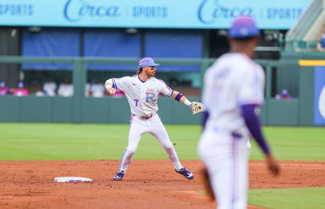APR 11, 2026: Kansas City Royals shortstop Bobby Witt Jr. (7) fields and throws the ball to first base against the Chicago White Sox at Kauffman Stadium in Kansas City, MO. CSM MLB, Baseball Herren, USA 2026: White Sox Vs Royals April 11th  - ZUMAc04_ 20260411_zma_c04_025 Copyright: xRomanxPunox