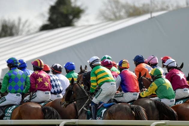 11.04.2026, Aintree, Liverpool, GBR - Horses and jockeys before the Grand National. Aintree racecourse. (Pferde, Jockeys, Pulk, Startstelle, Rennfarben, Renndresse, Anschnitt, Feature, zyx26, Rueckansicht, Galopp, Galopprennsport, Pferderennsport, Pferderennen, Galopprennen) 260411C954AINTREE.JPG *** 11 04 2026, Aintree, Liverpool, GBR Horses and jockeys before the Grand National Aintree racecourse Horses, jockeys, crowd, starting point, race colors, race address, gate view, feature, zyx26, back view, gallop, horse racing, horse racing, horse racing 260411C954AINTREE JPG