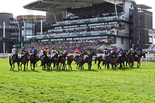 11.04.2026, Aintree, Liverpool, GBR - Horses and jockeys before the Grand National in front of the grandstand. Aintree racecourse. (Pferde, Jockeys, Pulk, Startstelle, Grand National, Galopp, Galopprennsport, Pferderennsport, Pferderennen, Galopprennen, Tribuene, Anlage, Ansicht, rcotw) 260411C955AINTREE.JPG *** 11 04 2026, Aintree, Liverpool, GBR Horses and jockeys before the Grand National in front of the grandstand Aintree racecourse Horses, jockeys, crowd, starting point, Grand National, gallop, horse racing, horse racing, horse racing, horse racing, grandstand, grounds, view, rcotw 260411C955AINTREE JPG
