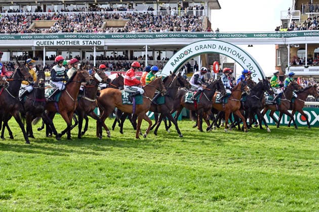 11.04.2026, Aintree, Liverpool, GBR - Horses and jockeys before the Grand National. Aintree racecourse. (Pferde, Jockeys, Pulk, Startstelle, Grand National, Galopp, Galopprennsport, Pferderennsport, Pferderennen, Galopprennen) 260411C956AINTREE.JPG *** 11 04 2026, Aintree, Liverpool, GBR Horses and jockeys before the Grand National Aintree racecourse Horses, jockeys, pack, starting line, Grand National, gallop, horse racing, horse racing, horse racing 260411C956AINTREE JPG