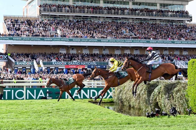 11.04.2026, Aintree, Liverpool, GBR - Horses and jockeys during the Grand National. Aintree racecourse. (Pferde, Jockeys, Sprung, springen, Hindernis, Hindernisrennen, Wassergraben, Jagdrennen, Steeple-Chase) 260411C960AINTREE.JPG *** 11 04 2026, Aintree, Liverpool, GBR Horses and jockeys during the Grand National Aintree racecourse Horses, jockeys, jump, jumping, obstacle, steeplechase, moat, steeple chase 260411C960AINTREE JPG