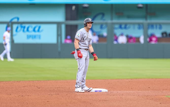APR 11, 2026: Chicago White Sox left fielder Andrew Benintendi (23) stands at second base after hitting a double against the Kansas City Royals at Kauffman Stadium in Kansas City, MO. CSM MLB, Baseball Herren, USA 2026: White Sox Vs Royals April 11th  - ZUMAc04_ 20260411_zma_c04_028 Copyright: xRomanxPunox