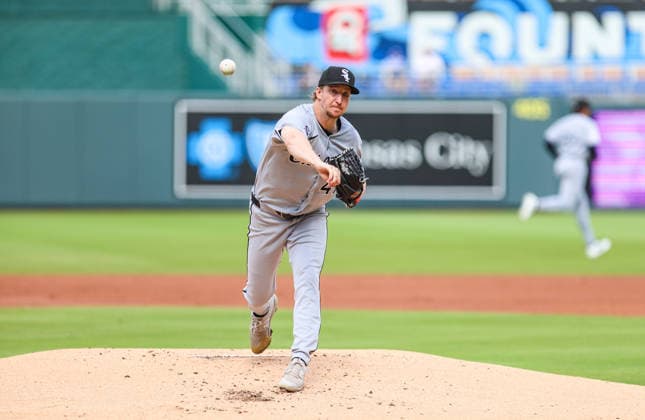 APR 11, 2026: Chicago White Sox starting pitcher Erick Fedde (47) warm up before the game against the Kansas City Royals at Kauffman Stadium in Kansas City, MO. CSM MLB, Baseball Herren, USA 2026: White Sox Vs Royals April 11th  - ZUMAc04_ 20260411_zma_c04_029 Copyright: xRomanxPunox