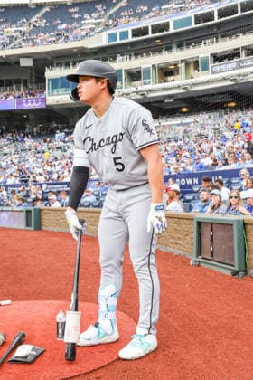 APR 11, 2026: Chicago White Sox first baseman Munetaka Murakami (5) on the deck circle against the Kansas City Royals at Kauffman Stadium in Kansas City, MO. CSM MLB, Baseball Herren, USA 2026: White Sox Vs Royals April 11th  - ZUMAc04_ 20260411_zma_c04_031 Copyright: xRomanxPunox