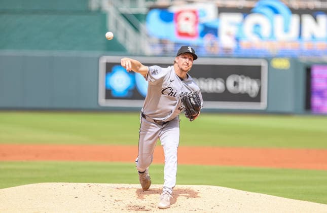 APR 11, 2026: Chicago White Sox starting pitcher Erick Fedde (47) warm up before the game against the Kansas City Royals at Kauffman Stadium in Kansas City, MO. CSM MLB, Baseball Herren, USA 2026: White Sox Vs Royals April 11th  - ZUMAc04_ 20260411_zma_c04_032 Copyright: xRomanxPunox