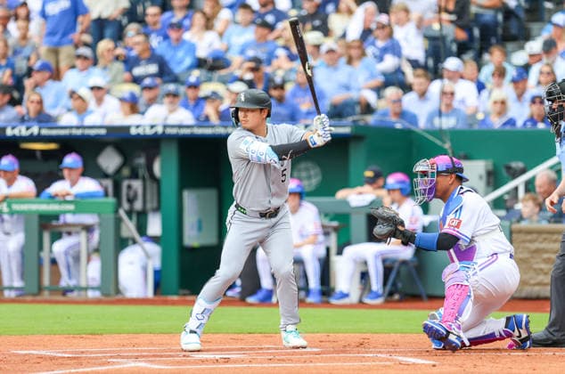 APR 11, 2026: Chicago White Sox first baseman Munetaka Murakami (5) at bat against the Kansas City Royals at Kauffman Stadium in Kansas City, MO. CSM MLB, Baseball Herren, USA 2026: White Sox Vs Royals April 11th  - ZUMAc04_ 20260411_zma_c04_033 Copyright: xRomanxPunox
