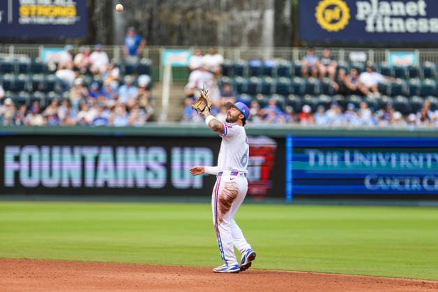 APR 11, 2026: Kansas City Royals second baseman Jonathan India (6) fields a pop up against the Chicago White Sox at Kauffman Stadium in Kansas City, MO. CSM MLB, Baseball Herren, USA 2026: White Sox Vs Royals April 11th  - ZUMAc04_ 20260411_zma_c04_034 Copyright: xRomanxPunox