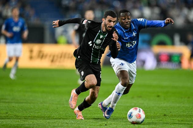 Waniss Taibi (Hannover 96, 26) im Zweikampf mit Merveille Papela (SV Darmstadt 1898, 21), GER, SV Darmstadt 98 vs. Hannover 96, Fussball 2. Bundesliga, 29. Spieltag, Saison 2025 2026, 11.04.2026. DFL regulations prohibit any use of photographs as image sequences and or quasi-video GER, SV Darmstadt 98 vs. Hannover 96, Fussball 2. Bundesliga, 29. Spieltag, Saison 2025 2026, 11.04.2026. Darmstadt