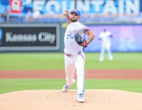 APR 11, 2026: Kansas City Royals starting pitcher Michael Wacha (52) warm up before the game against the Chicago White Sox at Kauffman Stadium in Kansas City, MO. CSM MLB, Baseball Herren, USA 2026: White Sox Vs Royals April 11th  - ZUMAc04_ 20260411_zma_c04_036 Copyright: xRomanxPunox