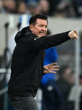 Christian Titz (Hannover 96, Trainer) gestikuliert, GER, SV Darmstadt 98 vs. Hannover 96, Fussball 2. Bundesliga, 29. Spieltag, Saison 2025 2026, 11.04.2026. DFL regulations prohibit any use of photographs as image sequences and or quasi-video GER, SV Darmstadt 98 vs. Hannover 96, Fussball 2. Bundesliga, 29. Spieltag, Saison 2025 2026, 11.04.2026. Darmstadt