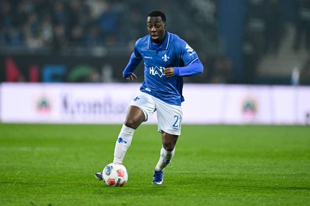 Merveille Papela (SV Darmstadt 1898, 21) am Ball, GER, SV Darmstadt 98 vs. Hannover 96, Fussball 2. Bundesliga, 29. Spieltag, Saison 2025 2026, 11.04.2026. DFL regulations prohibit any use of photographs as image sequences and or quasi-video GER, SV Darmstadt 98 vs. Hannover 96, Fussball 2. Bundesliga, 29. Spieltag, Saison 2025 2026, 11.04.2026. Darmstadt