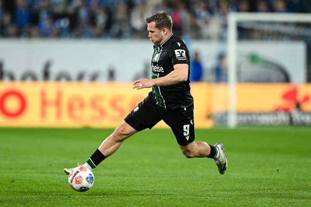 Benjamin Källman (Hannover 96, 09) am Ball, GER, SV Darmstadt 98 vs. Hannover 96, Fussball 2. Bundesliga, 29. Spieltag, Saison 2025 2026, 11.04.2026. DFL regulations prohibit any use of photographs as image sequences and or quasi-video GER, SV Darmstadt 98 vs. Hannover 96, Fussball 2. Bundesliga, 29. Spieltag, Saison 2025 2026, 11.04.2026. Darmstadt