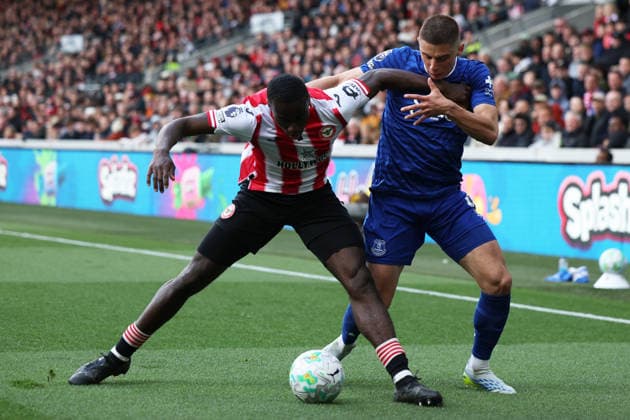 Brentford v Everton - Premier League Michael Kayode of Brentford protects the ball from Vitalli Mykolenko of Everton during the Premier League match between Brentford and Everton at the Gtech Community Stadium in Brentford, United Kingdom, on April 11, 2026. Brentford Greater London United Kingdom  Copyright: xMIxNewsx originalFilename:fletcher-brentfor260411_npHzg.jpg