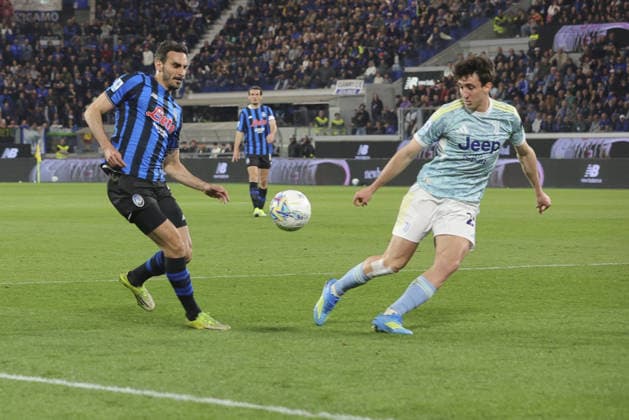 CALCIO - Serie A - Atalanta BC vs Juventus FC Davide Zappacosta of Atalanta BC competes for the ball with Andrea Cambiaso of Juventus FC during Atalanta BC vs Juventus FC, 32Â° Serie A Enilive 2025-26 game at New Balance Arena in Bergamo (BG), Italy, on April 11, 2026. Bergamo Italy  Copyright: xIPAxSport ABACAx