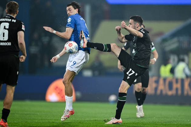 Fraser Hornby (SV Darmstadt 1898, 09) im Zweikampf mit Bastian Allgeier (Hannover 96, 17), GER, SV Darmstadt 98 vs. Hannover 96, Fussball 2. Bundesliga, 29. Spieltag, Saison 2025 2026, 11.04.2026. DFL regulations prohibit any use of photographs as image sequences and or quasi-video GER, SV Darmstadt 98 vs. Hannover 96, Fussball 2. Bundesliga, 29. Spieltag, Saison 2025 2026, 11.04.2026. Darmstadt