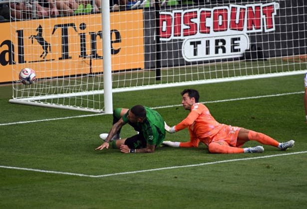 AUSTIN, TX - APRIL 11: Austin FC forward Christian Ramirez (21) and LA Galaxy goalie J. T. Marcinkowski (12) battle for a loose ball during MLS, Fussball Herren, USA game between Los Angeles Galaxy and Austin FC on April 11, 2026 at Q2 Stadium in Austin, TX. (Photo by John Rivera Icon Sportswire) SOCCER: APR 11 MLS Austin FC vs LA Galaxy EDITORIAL USE ONLY Icon426260411019