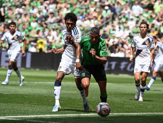 AUSTIN, TX - APRIL 11: Los Angeles Galaxy defender Maruicio Cuevas (19) battles Austin FC forward Myrto Uzuni during MLS, Fussball Herren, USA game between Los Angeles Galaxy and Austin FC on April 11, 2026 at Q2 Stadium in Austin, TX. (Photo by John Rivera Icon Sportswire) SOCCER: APR 11 MLS Austin FC vs LA Galaxy EDITORIAL USE ONLY Icon426260411004