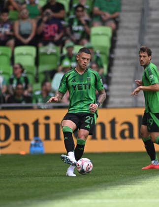 AUSTIN, TX - APRIL 11: Los Angeles Galaxy forward Christian Ramirez sends a pass during MLS, Fussball Herren, USA game between Los Angeles Galaxy and Austin FC on April 11, 2026 at Q2 Stadium in Austin, TX. (Photo by John Rivera Icon Sportswire) SOCCER: APR 11 MLS Austin FC vs LA Galaxy EDITORIAL USE ONLY Icon426260411010
