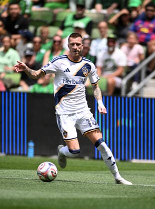 AUSTIN, TX - APRIL 11: Los Angeles Galaxy player Marco Reus looks for an open man during MLS, Fussball Herren, USA game between Los Angeles Galaxy and Austin FC on April 11, 2026 at Q2 Stadium in Austin, TX. (Photo by John Rivera Icon Sportswire) SOCCER: APR 11 MLS Austin FC vs LA Galaxy EDITORIAL USE ONLY Icon426260411011