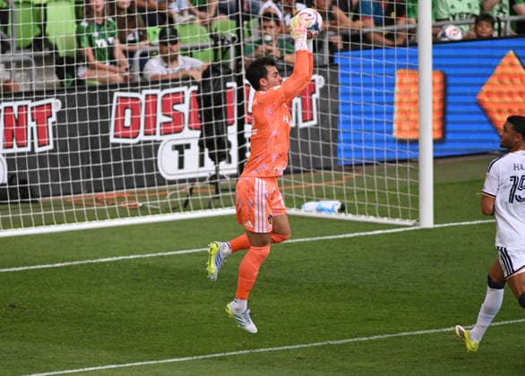 AUSTIN, TX - APRIL 11: LA Galaxy goalie J. T. Marcinkowski gathers in a cross during MLS, Fussball Herren, USA game between Los Angeles Galaxy and Austin FC on April 11, 2026 at Q2 Stadium in Austin, TX. (Photo by John Rivera Icon Sportswire) SOCCER: APR 11 MLS Austin FC vs LA Galaxy EDITORIAL USE ONLY Icon426260411014