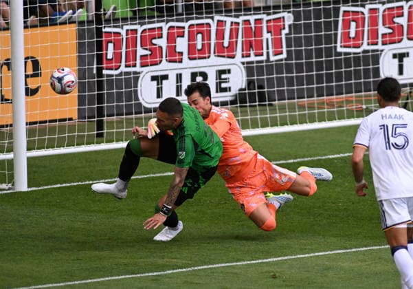 AUSTIN, TX - APRIL 11: Austin FC forward Christian Ramirez (21) and LA Galaxy goalie J. T. Marcinkowski (12) battle for a loose ball during MLS, Fussball Herren, USA game between Los Angeles Galaxy and Austin FC on April 11, 2026 at Q2 Stadium in Austin, TX. (Photo by John Rivera Icon Sportswire) SOCCER: APR 11 MLS Austin FC vs LA Galaxy EDITORIAL USE ONLY Icon426260411018