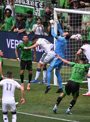 AUSTIN, TX - APRIL 11: Los Angeles Galaxy defender Maya Yoshida heads in a goal as Austin FC goalie lets a ball slip through his hands during MLS, Fussball Herren, USA game between Los Angeles Galaxy and Austin FC on April 11, 2026 at Q2 Stadium in Austin, TX. (Photo by John Rivera Icon Sportswire) SOCCER: APR 11 MLS Austin FC vs LA Galaxy EDITORIAL USE ONLY Icon426260411020