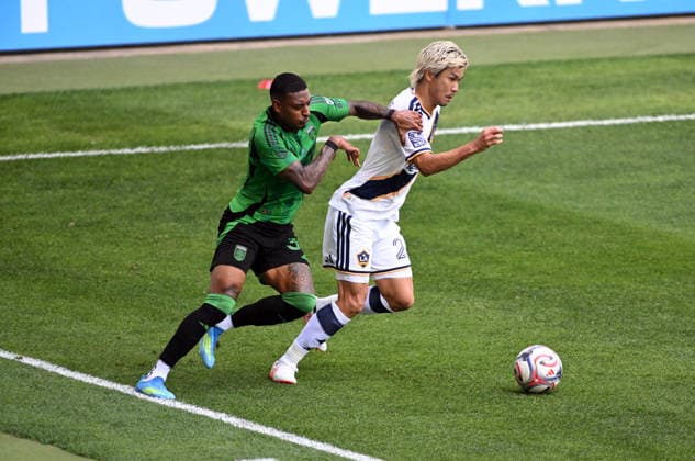 AUSTIN, TX - APRIL 11: Los Angeles Galaxy defender Miki Yamane is chased by Joseph Rosales (left) MLS, Fussball Herren, USA game between Los Angeles Galaxy and Austin FC on April 11, 2026 at Q2 Stadium in Austin, TX. (Photo by John Rivera Icon Sportswire) SOCCER: APR 11 MLS Austin FC vs LA Galaxy EDITORIAL USE ONLY Icon426260411022