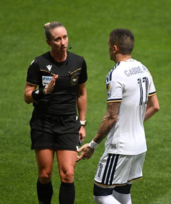 AUSTIN, TX - APRIL 11: Los Angeles Galaxy forward Gabriel Pec (11) gets a verbal warning from referee Tori Penso during MLS, Fussball Herren, USA game between Los Angeles Galaxy and Austin FC on April 11, 2026 at Q2 Stadium in Austin, TX. (Photo by John Rivera Icon Sportswire) SOCCER: APR 11 MLS Austin FC vs LA Galaxy EDITORIAL USE ONLY Icon426260411023