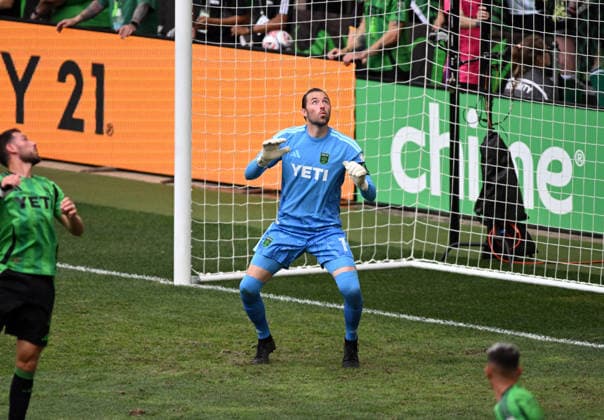 AUSTIN, TX - APRIL 11: Austin FC goalie Brad Stuver watches a shot go over the goal during MLS, Fussball Herren, USA game between Los Angeles Galaxy and Austin FC on April 11, 2026 at Q2 Stadium in Austin, TX. (Photo by John Rivera Icon Sportswire) SOCCER: APR 11 MLS Austin FC vs LA Galaxy EDITORIAL USE ONLY Icon426260411024