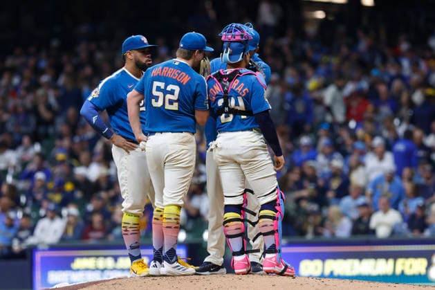MILWAUKEE, WI - APRIL 11: The Milwaukee Brewers huddle at the mound during a game between the Milwaukee Brewers and the Washington Nationals at American Family Field on April 11, 2026, in Milwaukee, WI. (Photo by Larry Radloff Icon Sportswire) MLB, Baseball Herren, USA APR 11 Nationals at Brewers EDITORIAL USE ONLY Icon2604111658
