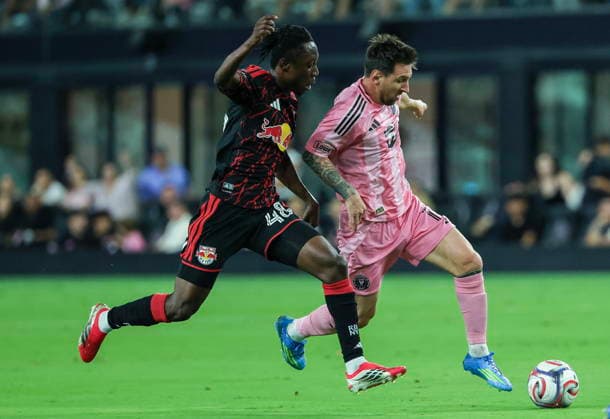 MLS, Fussball Herren, USA - Inter Miami CF vs Red Bull NY Inter Miami CF Attacking Midfielder Lionel Messi (C) in action against New York Red Bulls Central Midfielder Ronald Donkor (L) during the MLS game between Inter Miami CF and Red Bull New York at Nu Stadium in Miami, Florida, 11 April 2026. MIAMI FLORIDA United States  Copyright: xCRISTOBALxHERRERA-ULASHKEVICHx