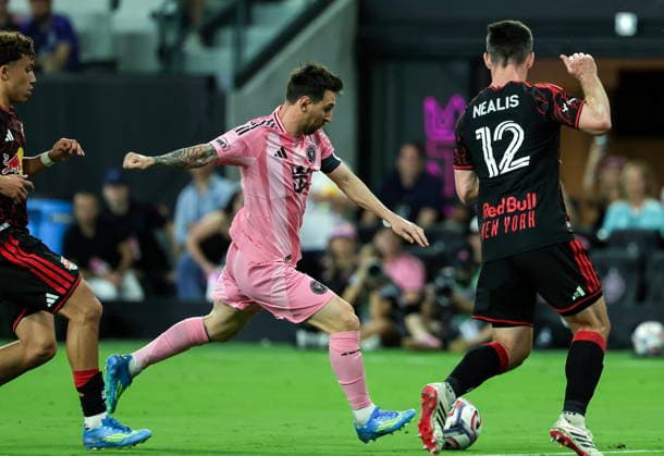 MLS, Fussball Herren, USA - Inter Miami CF vs Red Bull NY Inter Miami CF Attacking Midfielder Lionel Messi (C) in action against New York Red Bulls Centre Back Dylan Nealis during the MLS game between Inter Miami CF and Red Bull New York at Nu Stadium in Miami, Florida, 11 April 2026. MIAMI FLORIDA United States  Copyright: xCRISTOBALxHERRERA-ULASHKEVICHx