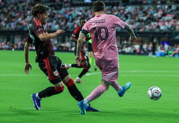 MLS, Fussball Herren, USA - Inter Miami CF vs Red Bull NY Inter Miami CF Attacking Midfielder Lionel Messi (R) in action against New York Red Bulls Left Back Matthew Dos Santos during the MLS game between Inter Miami CF and Red Bull New York at Nu Stadium in Miami, Florida, 11 April 2026. MIAMI FLORIDA United States  Copyright: xCRISTOBALxHERRERA-ULASHKEVICHx
