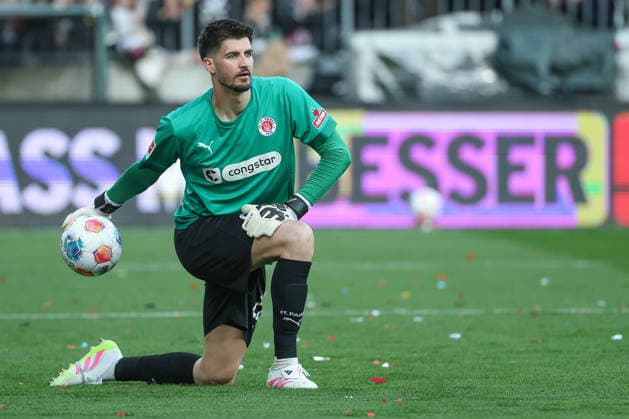 1. Bundesliga - FC St. Pauli - FC Bayern München am 11.04.2026 im Millerntor-Stadion in Hamburg Torwart Nikola Vasilj (St Pauli 22) mit dem Ball *** 1 Bundesliga FC St Pauli FC Bayern Munich on 11 04 2026 at Millerntor Stadium in Hamburg Goalkeeper Nikola Vasilj St Pauli 22 with the ball MH