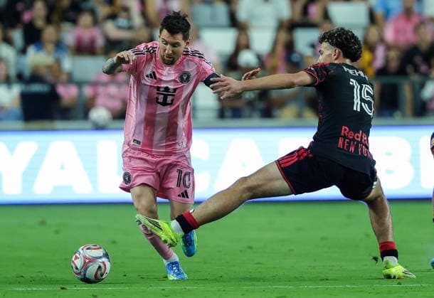 MLS, Fussball Herren, USA - Inter Miami CF vs Red Bull NY Inter Miami CF Attacking Midfielder Lionel Messi (L) in action against New York Red Bulls Central Midfielder Adri Mehmeti during the MLS game between Inter Miami CF and Red Bull New York at Nu Stadium in Miami, Florida, 11 April 2026. MIAMI FLORIDA United States  Copyright: xCRISTOBALxHERRERA-ULASHKEVICHx