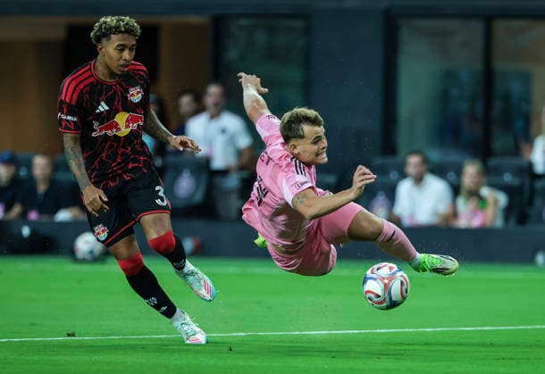 MLS, Fussball Herren, USA - Inter Miami CF vs Red Bull NY Inter Miami CF Right Midfielder Mateo Silvetti (R) in action against New York Red Bulls Right Back Jahkeele Marshall Rutty during the MLS game between Inter Miami CF and Red Bull New York at Nu Stadium in Miami, Florida, 11 April 2026. MIAMI FLORIDA United States  Copyright: xCRISTOBALxHERRERA-ULASHKEVICHx