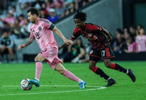 MLS, Fussball Herren, USA - Inter Miami CF vs Red Bull NY Inter Miami CF Attacking Midfielder Lionel Messi (L) in action against New York Red Bulls Striker Mohammed Sofo during the MLS game between Inter Miami CF and Red Bull New York at Nu Stadium in Miami, Florida, 11 April 2026. MIAMI FLORIDA United States  Copyright: xCRISTOBALxHERRERA-ULASHKEVICHx