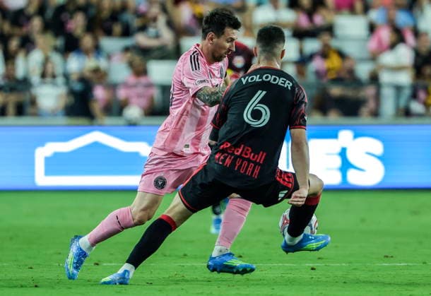 MLS, Fussball Herren, USA - Inter Miami CF vs Red Bull NY Inter Miami CF Attacking Midfielder Lionel Messi (L) in action against New York Red Bulls Centre Back Robert Voloder during the MLS game between Inter Miami CF and Red Bull New York at Nu Stadium in Miami, Florida, 11 April 2026. MIAMI FLORIDA United States  Copyright: xCRISTOBALxHERRERA-ULASHKEVICHx