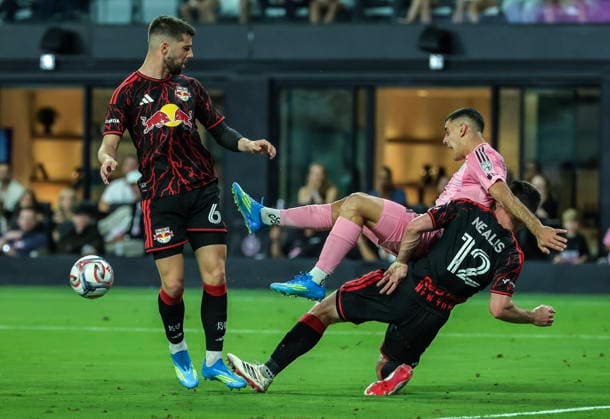 MLS, Fussball Herren, USA - Inter Miami CF vs Red Bull NY Inter Miami CF Striker German Berterame (L) in action against New York Red Bulls Centre Back Robert Voloder (L) and New York Red Bulls Centre Back Dylan Nealis during the MLS game between Inter Miami CF and Red Bull New York at Nu Stadium in Miami, Florida, 11 April 2026. MIAMI FLORIDA United States  Copyright: xCRISTOBALxHERRERA-ULASHKEVICHx