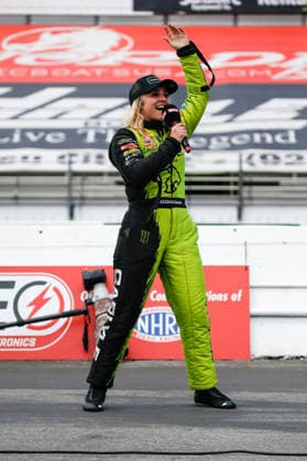 POMONA, CA - APRIL 11: Top Fuel driver Maddie Gordon looks to get the crowd to yell at the Motorsport, Herren, USA, Dragster Drag Race Lucas Oil Winternationals on April 11, 2026 at In-N-Out Burger Pomona Dragstrip in Pomona, CA. (Photo by Larry Placido Icon Sportswire) AUTO: APR 11 NHRA Lucas Oil NHRA Winternationals EDITORIAL USE ONLY Icon78826041131
