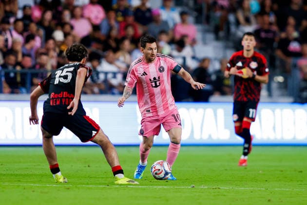 MIAMI, FL - APRIL 11: Inter Miami forward Lionel Messi (10) controls the ball during a MLS, Fussball Herren, USA match between Inter Miami CF and Red Bull New York at NU Stadium on April 11, 2026 in Fort Lauderdale, Florida.(Photo by Chris Arjoon Icon Sportswire) SOCCER: APR 11 MLS Inter Miami CF vs Red Bull New York EDITORIAL USE ONLY Icon2604100010007