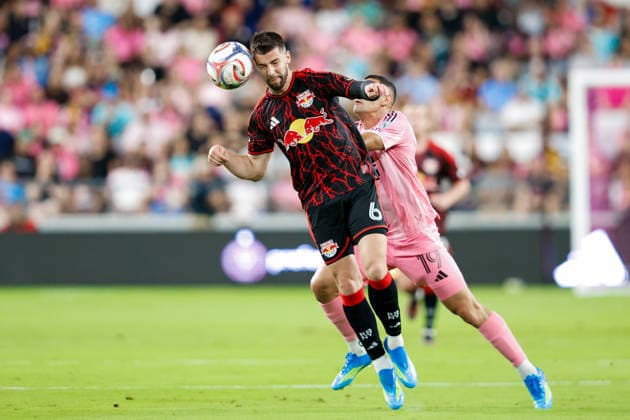 MIAMI, FL - APRIL 11: New York Red Bulls defender Kyle Duncan (6) heads the ball during a MLS, Fussball Herren, USA match between Inter Miami CF and Red Bull New York at NU Stadium on April 11, 2026 in Fort Lauderdale, Florida.(Photo by Chris Arjoon Icon Sportswire) SOCCER: APR 11 MLS Inter Miami CF vs Red Bull New York EDITORIAL USE ONLY Icon2604100010012