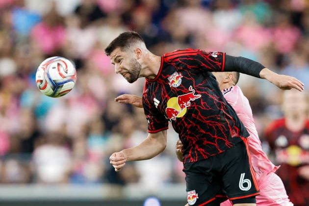 MIAMI, FL - APRIL 11: New York Red Bulls defender Kyle Duncan (6) heads the ball during a MLS, Fussball Herren, USA match between Inter Miami CF and Red Bull New York at NU Stadium on April 11, 2026 in Fort Lauderdale, Florida.(Photo by Chris Arjoon Icon Sportswire) SOCCER: APR 11 MLS Inter Miami CF vs Red Bull New York EDITORIAL USE ONLY Icon2604100010013